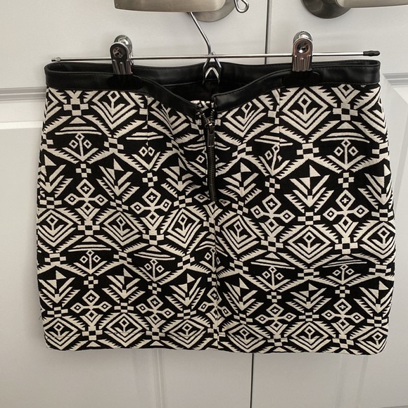 Printed black and white mini skirt with faux leather trim waist - Picture 2 of 3